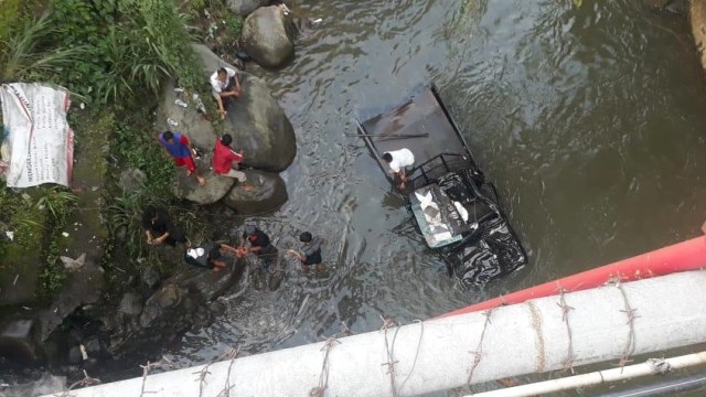 Sejumlah warga mengevakuasi kecelakaan mobil yang terjerumus ke sungai di Puncak, Bogor. (Foto: Dok. Polres bogor)