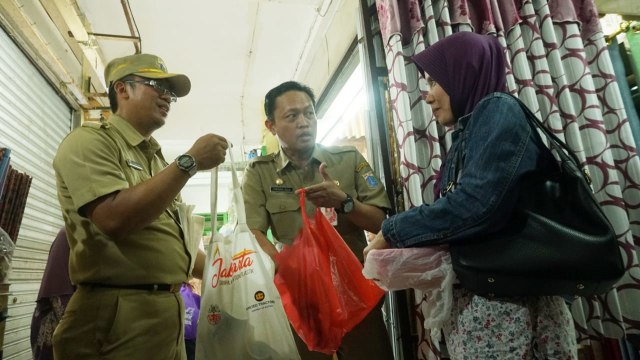 Dinas Lingkungan Hidup DKI Jakarta dan Perumda Pasar Jaya mensosialisasikan penggunaan kantong ramah lingkungan. Foto: Iqbal Firdaus/kumparan