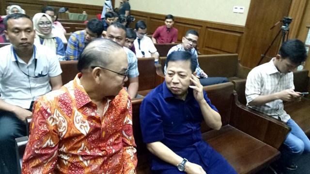 Setya Novanto (kanan) bersama Johannnes Kotjo (kiri) di Pengadilan Tipikor Jakarta menjadi saksi di Kasus PLTU Riau 1. (Foto: Adhim Mugni Mubaroq/kumparan)