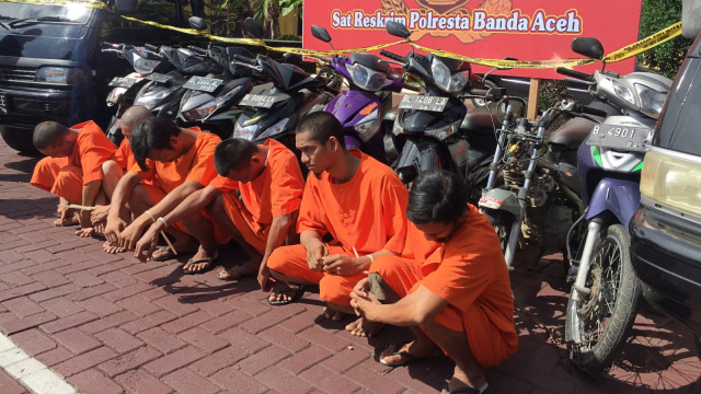 Sejumlah pelaku kasus pencurian motor dan mobil di wilayah hukum Polresta Banda Aceh yang berhasil di ringkus beserta barang bukti pencurian. (Foto: Zuhri Noviandi/kumparan)