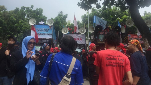 Massa dari LEM SPSI demo di depan Balai Kota Jakarta. (Foto: Moh Fajri/kumparan)
