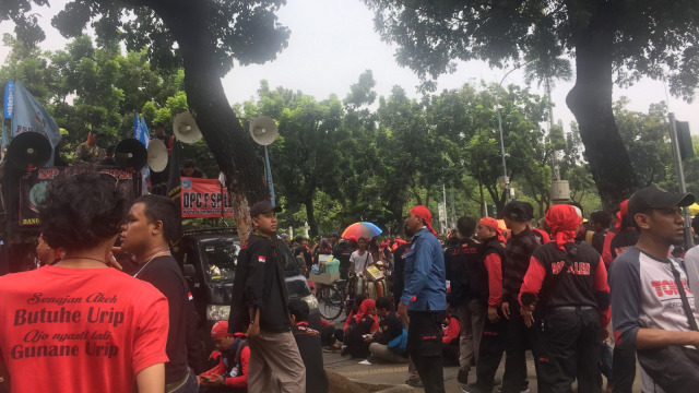 Massa dari LEM SPSI demo di depan Balai Kota Jakarta. (Foto: Moh Fajri/kumparan)