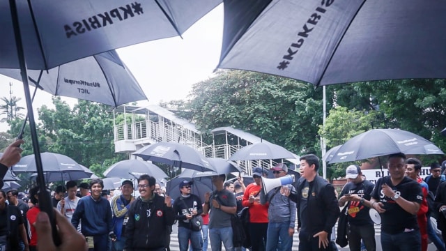 Sejumlah anggota Serikat Pekerja JICT berunjuk rasa di depan Gedung KPK, Jakarta, Selasa (18/12). (Foto: Jamal Ramadhan/kumparan)