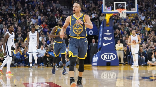 Guard Golden State Warriors, Stephen Curry, berselebrasi usai mencetak angka ke ring basket Memphis Grizzlies. (Foto: Kyle Terada-USA TODAY Sports via Reuters)