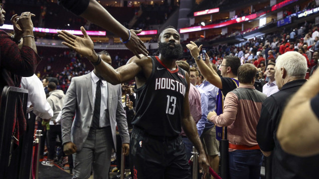 Pemain Houston Rockets, James Harden, menyalami pendukungnya. (Foto: Troy Taormina-USA TODAY Sports via Reuters)