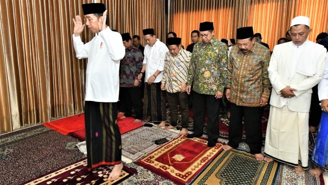 Presiden Jokowi saat jadi Imam Salat di Pondok Pesantren, Darul Ulum, Jombang. (Foto: Presidential Palace/Agus Suparto)