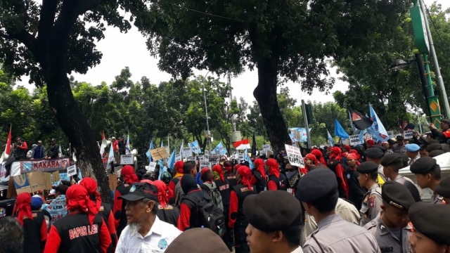 Massa dari LEM SPSI demo di depan Balai Kota, Jakarta. (Foto: Moh Fajri/kumparan)