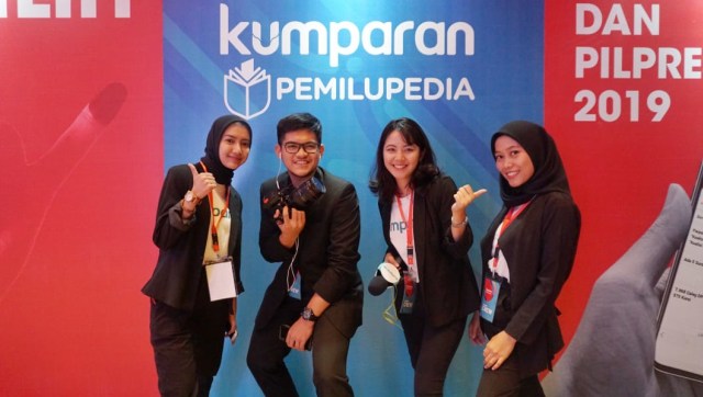 Karyawan kumparan foto bersama di acara peluncuran kumparan Pemilupedia di The Westin Jakarta. (Foto: kumparan)