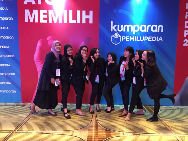 Karyawan kumparan foto bersama di acara peluncuran kumparan Pemilupedia di The Westin Jakarta. (Foto: kumparan)