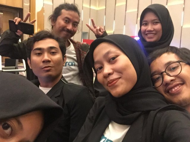 Karyawan kumparan foto bersama di acara peluncuran kumparan Pemilupedia di The Westin Jakarta. (Foto: kumparan)