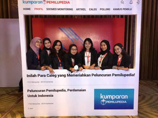 Karyawan kumparan foto bersama di salah satu booth di acara peluncuran kumparan Pemilupedia di The Westin Jakarta. (Foto: kumparan)