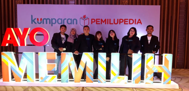 Karyawan kumparan foto bersama di acara peluncuran kumparan Pemilupedia di The Westin Jakarta. (Foto: kumparan)