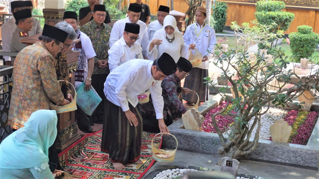 Presiden Joko Widodo, ziarah ke makam Gus Dur di Ponpes Tebuireng, Jombang, Jatim. (Foto: Yudhistira Amran Saleh/kumparan)