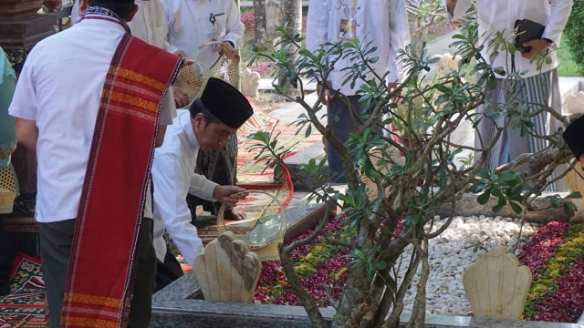 Presiden Joko Widodo ziarah ke makam Gus Dur di Ponpes Tebuireng, Jombang, Jawa Timur. (Foto: Yudhistira Amran Saleh/kumparan)