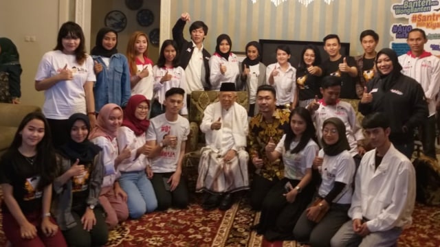 Cawapres Ma'ruf Amin bertemu dengan relawan milenial di Kediamannya, Jalan Situbondo, Jakarta Pusat. (Foto: Paulina Herasmaranindar/kumparan)