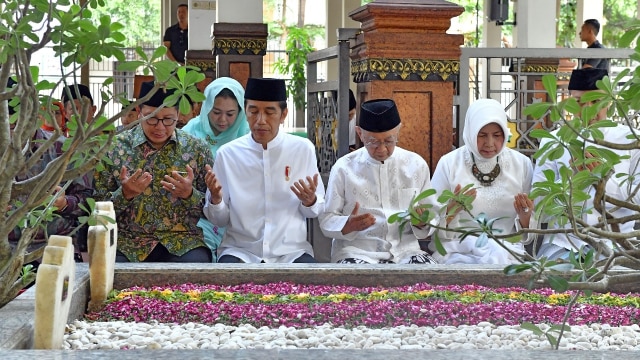 Jokowi Ziarah ke Makam Gus Dur di Ponpes Tebuireng, Jombang, Jatim . (Foto: Dok.Presidential Palace/Agus Suparto)
