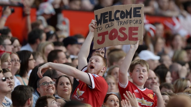Fans menyambut pelatih baru Manchester United Jose Mourinho ke Old Trafford pada 5 Juni 2016. (Foto: AFP/OLI SCARFF )