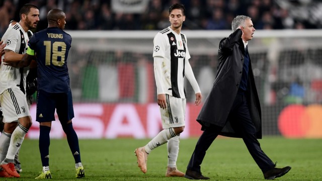 Gelandang Inggris Manchester United Ashley Young menahan pemain belakang Juventus Juventus Leonardo Bonucci saat akan mengejar Jose Mourinho. (Foto: AFP/MARCO BERTORELLO)