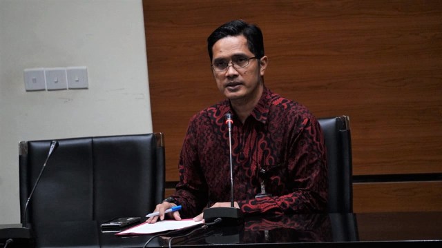 Juru bicara KPK, Febri Diansyah, memberikan keterangan terkait dugaan kasus gratifikasi di Gedung KPK, Jakarta, 18/12/2018. (Foto: Jamal Ramadhan/kumparan)