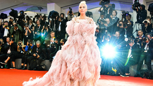 Gaun Lady Gaga di premiere film A Star Is Born. (Foto: AFP/Vincenzo Pinto)