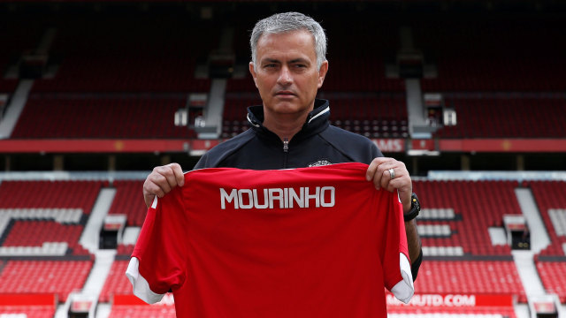 Mourinho gantikan Van Gaal sebagai pelatih Manchester United. Foto: REUTERS/Andrew Yates/File Photo