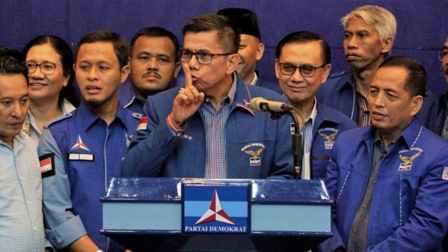 Sekjen Partai Demokrat, Hinca Pandjaitan saat beri penjelasan mengenai perobekan baliho Demokrat di Riau. (Foto: Irfan Adi Saputra/kumparan)