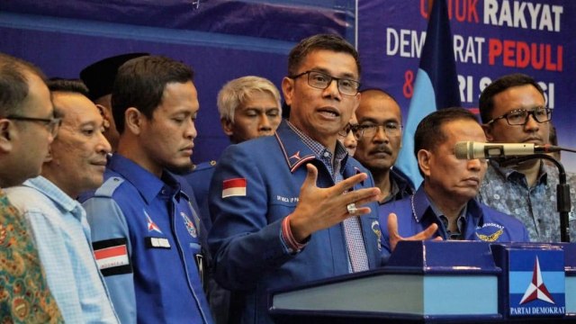 Sekjen Partai Demokrat, Hinca Pandjaitan saat beri penjelasan mengenai perobekan baliho Demokrat di Riau. (Foto: Irfan Adi Saputra/kumparan)