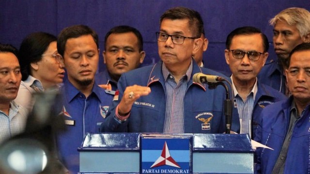 Sekjen Partai Demokrat, Hinca Pandjaitan saat beri penjelasan mengenai perobekan baliho Demokrat di Riau. Foto: Irfan Adi Saputra/kumparan