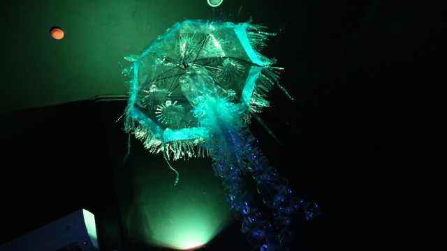 Ubur-ubur hasil daur ulang sampah plastik di Jellyfish Sphere, SeaWorld Ancol (Foto: Helinsa Rasputri/kumparan)