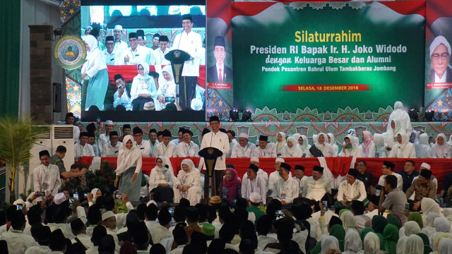 Jokowi dan mahasiswa asal Jombang di Ponpes Bahrul Ulum Tambakberas. (Foto: Yudhistira Amran Saleh/kumparan)