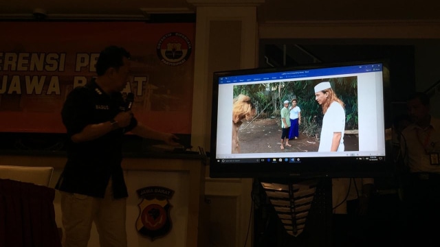 Kapolda Jabar tunjukan foto dari potongan video aksi penganiayaan Bahar bin Smith kepada dua remaja di Bogor. (Foto: Iqbal Tawakal/kumparan)