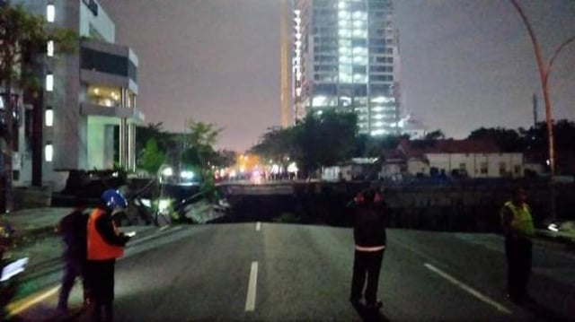 Jalan Raya Gubeng amblas. (Foto: Nuryatin Phaksy Sukowati/kumparna)