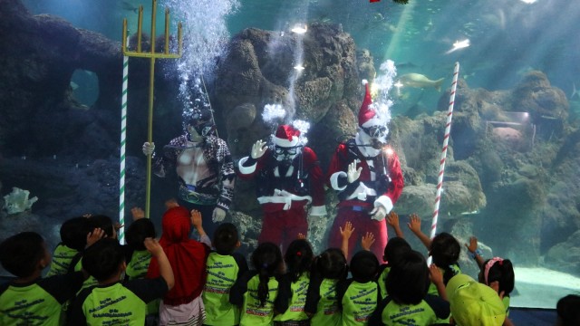 Santa Claus dan Aquaman menyapa anak-anak di SeaWorld Ancol (Foto: Helinsa Rasputri/kumparan)