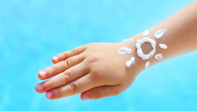 Tips Pilih Sunscreen yang Aman untuk Anak. Foto: Shutterstock