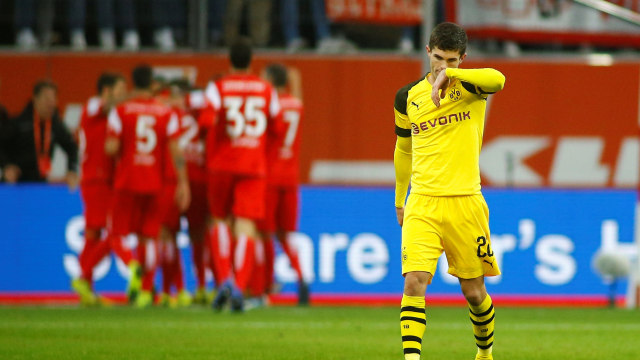 Ekspresi Christian Pulisic (kanan) usai Duesseldorf mencetak gol kedua ke gawang Dortmund. (Foto: REUTERS/Thilo Schmuelgen)