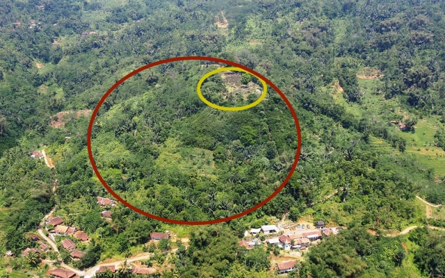 Struktur kuil mirip piramida tersembunyi hingga menyerupai bukit (lingkaran merah) dan puncaknya (lingkaran kuning). (Foto: Danny Hilman Natawidjaja/LIPI)