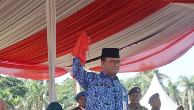Gubernur DKI Anies Baswedan memegang kain merah. (Foto: Irfan Adi Saputra/kumparan)