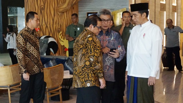 Presiden Joko Widodo (kanan) berbincang dengan Staf Khusus Presiden, Johan Budi dan Sekretaris Kabinet, Pramono Anung. (Foto: Yudhistira Amran Saleh/kumparan)