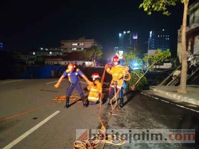 Jalan Gubeng Amblas, Diduga Akibat Pengerukan Terlalu Dalam