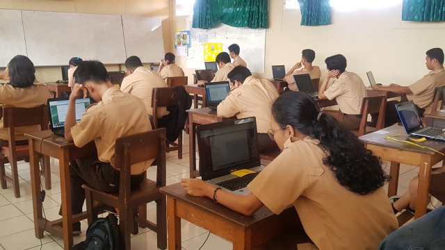 Ujian di SMA Ignatius Slamet Riyadi secara online menggunakan Quipper School (Foto: Quipper)