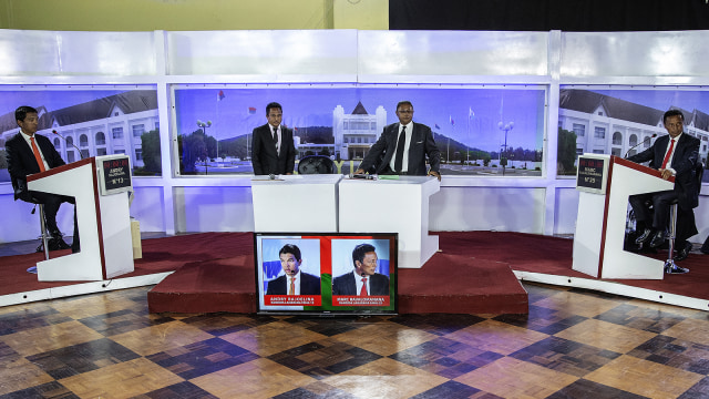 Kandidat Presiden Madagaskar, Andry Rajoelina (kiri) dengan Kandidat Presiden Madagaskar, Marc Ravalomanana. (Foto: Gianluigi Guercia/AFP)