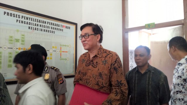 Direktur Operasional Lippo Group, Billy Sindoro (tengah) tiba di Pengadilan Tipikor Bandung. (Foto: Adhim Mugni Mubaroq/kumparan)