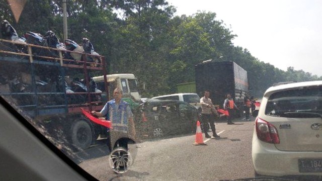 Kecelakaan beruntun di KM 108 Tol Purbaleunyi arah Bandung. (Foto: Twitter/@RadioElshinta)