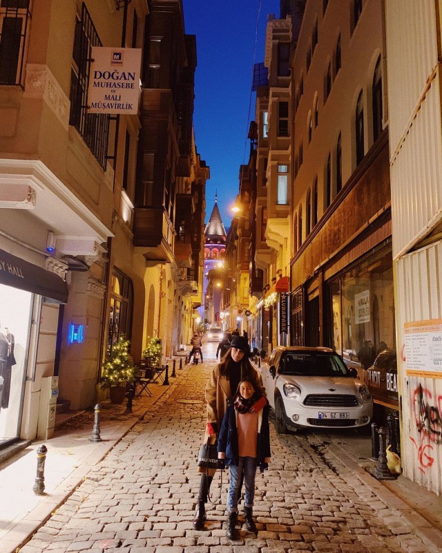 Luna Maya tampak berpose dengan keponakannya. (Foto: Instagram @lunamaya)