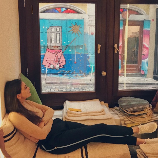 Luna Maya tampak memandang indahnya Istanbul dari balik jendela penginapannya. (Foto: Instagram @lunamaya)