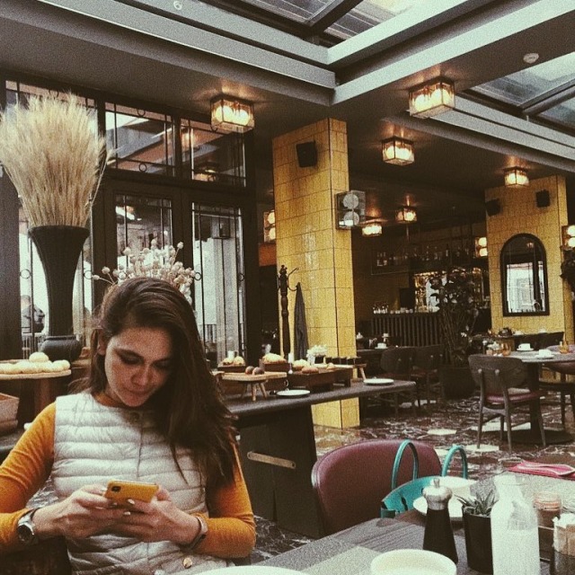 Luna Maya sedang asyik bermain handphone di Old City, Istanbul, Turki. (Foto: Instagram @lunamaya)