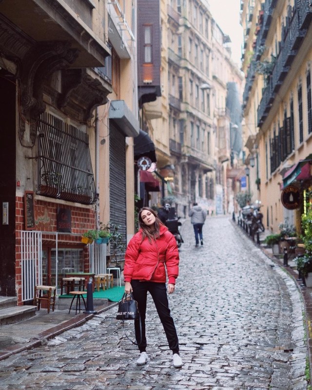 Luna Maya tampil stylish di Istanbul, Turki. (Foto: Instagram @lunamaya)