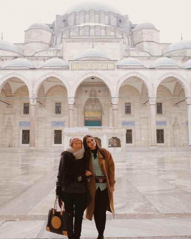 Luna Maya dan sang ibu menikmati keindahan Masjid Süleymaniye di Turki. (Foto: Instagram @lunamaya)