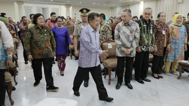 Wakil Presiden Jusuf Kalla beri Anugerah Parahita Ekapraya (APE) di Istana Wapres. (Foto: Dok. Setwapres)