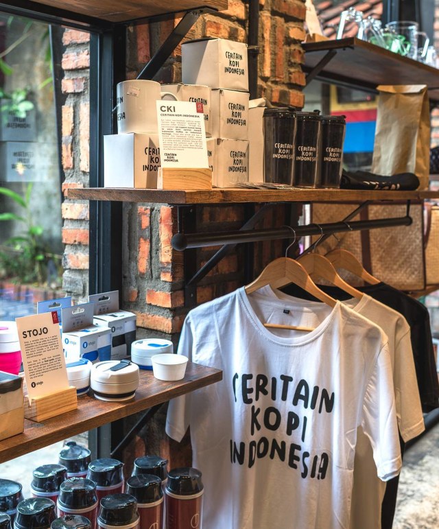 Contoh merchandise di Anomali Coffee. (Foto: Instagram @anomalicoffee)